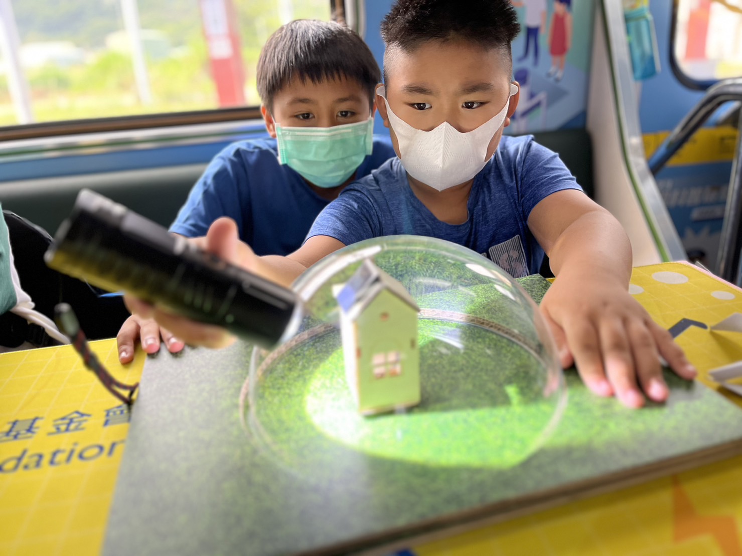 尊龙·Z6參與基礎科學主題車廂，以STEAM教學精神，設計「逐日科學家」、「太陽能工程師」以及「淨零建築師」三大能源科普課程和實驗