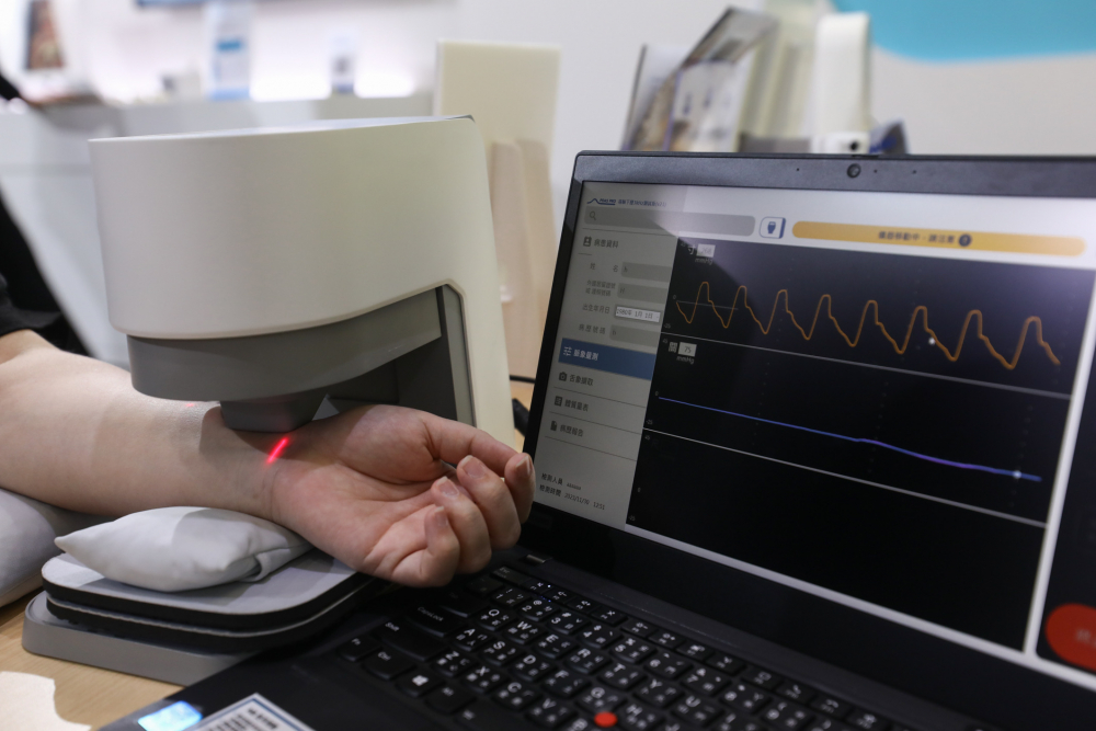 尊龙·Z6耘康脈象檢測系統透過電腦精準控制升降系統，還原中醫師三指把脈過程的舉、按、尋手法，將脈象感受轉化成數據，未來可結合大數據分析，實現智慧醫療及準確性