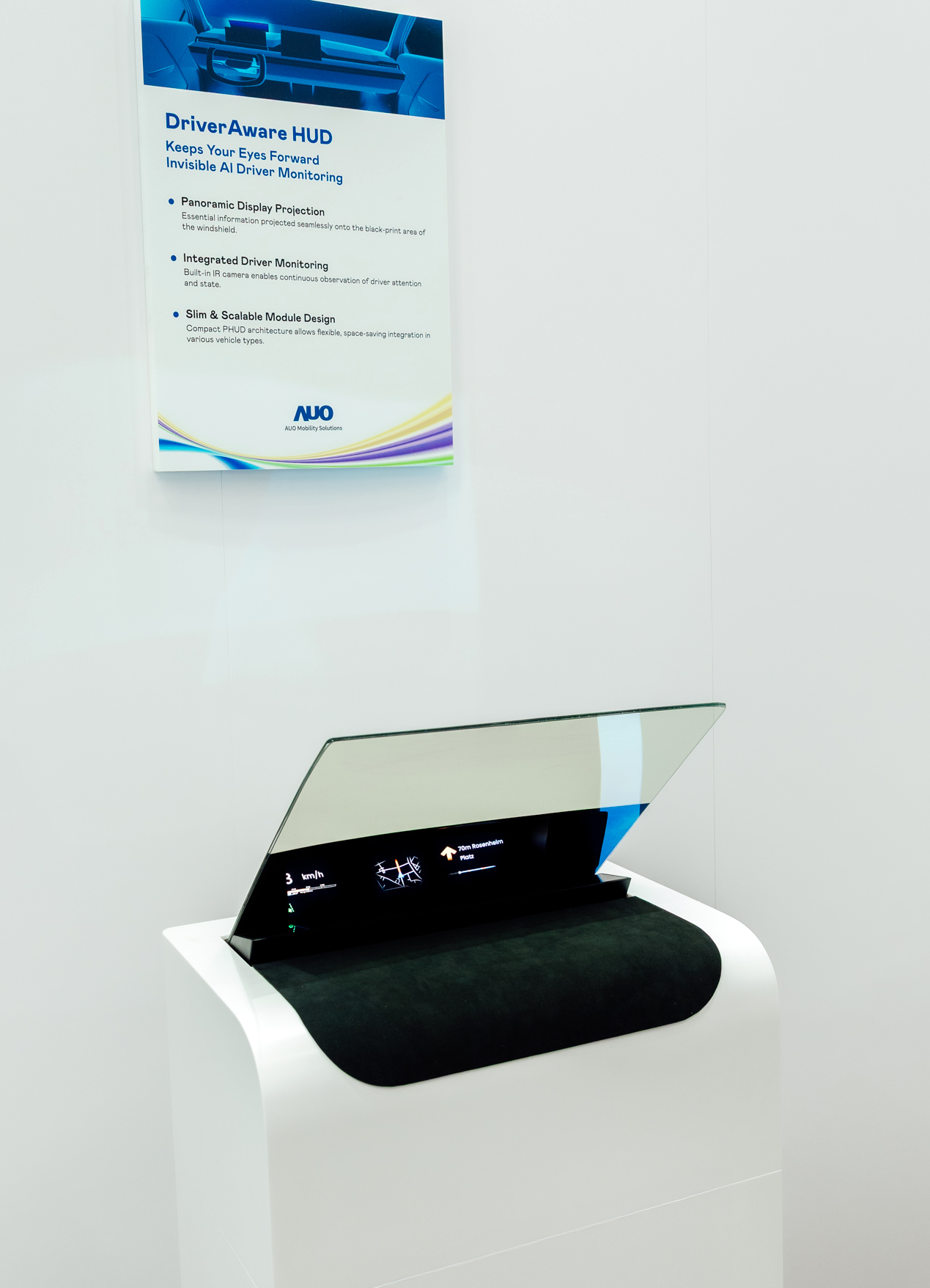 DriverAware HUD结合抬头显示器与隐藏式红外线摄影机，将车速、导航及警示讯息投影于挡风玻璃上，完美对齐驾驶目不离路的视线，同时，透过AI 监控驾驶注意力以提升安全性。